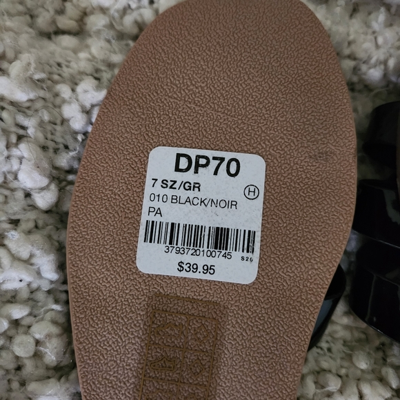 Le Chateau shiny black flat slides sandals. New - Picture 4 of 5